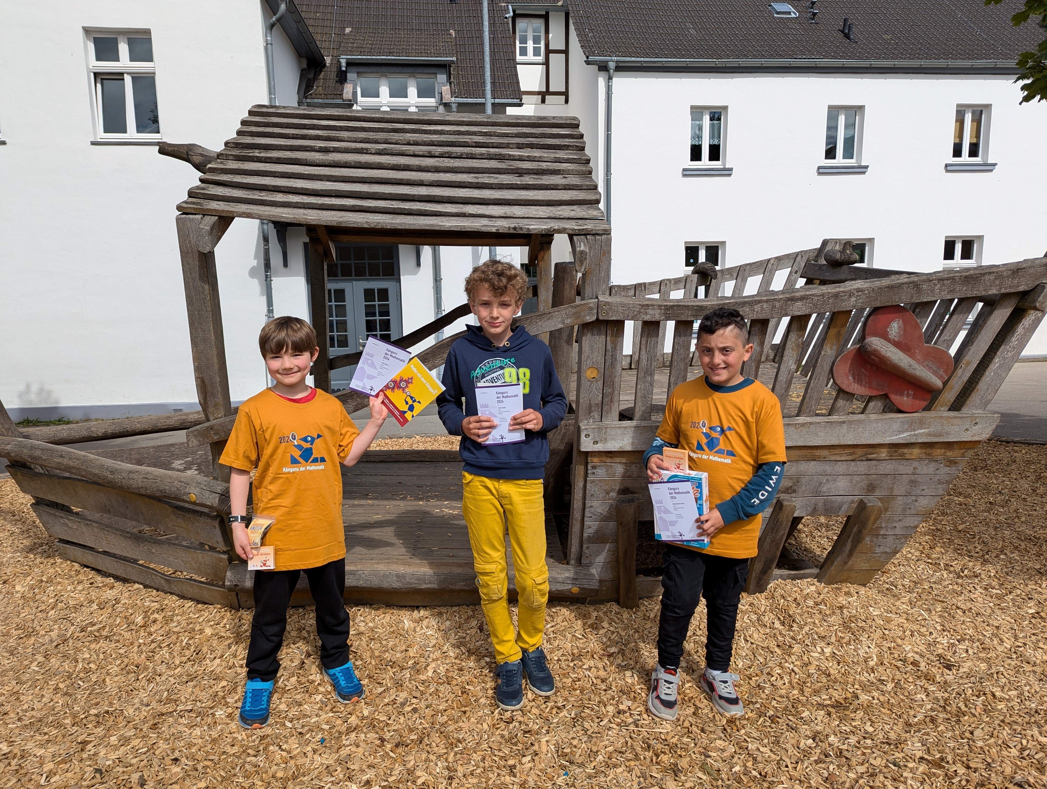 KGS Villip - Gruppenfoto der drei Gewinner des Känguru-Wettbewerbs