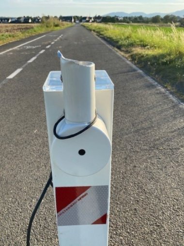 Mutwillige Zerstörung… die dabei entstandenen spitzen Kanten wurden vom Ordnungsaußendienst umgehend mit rot-weißem Band sicherheitstechnisch kenntlich gemacht.