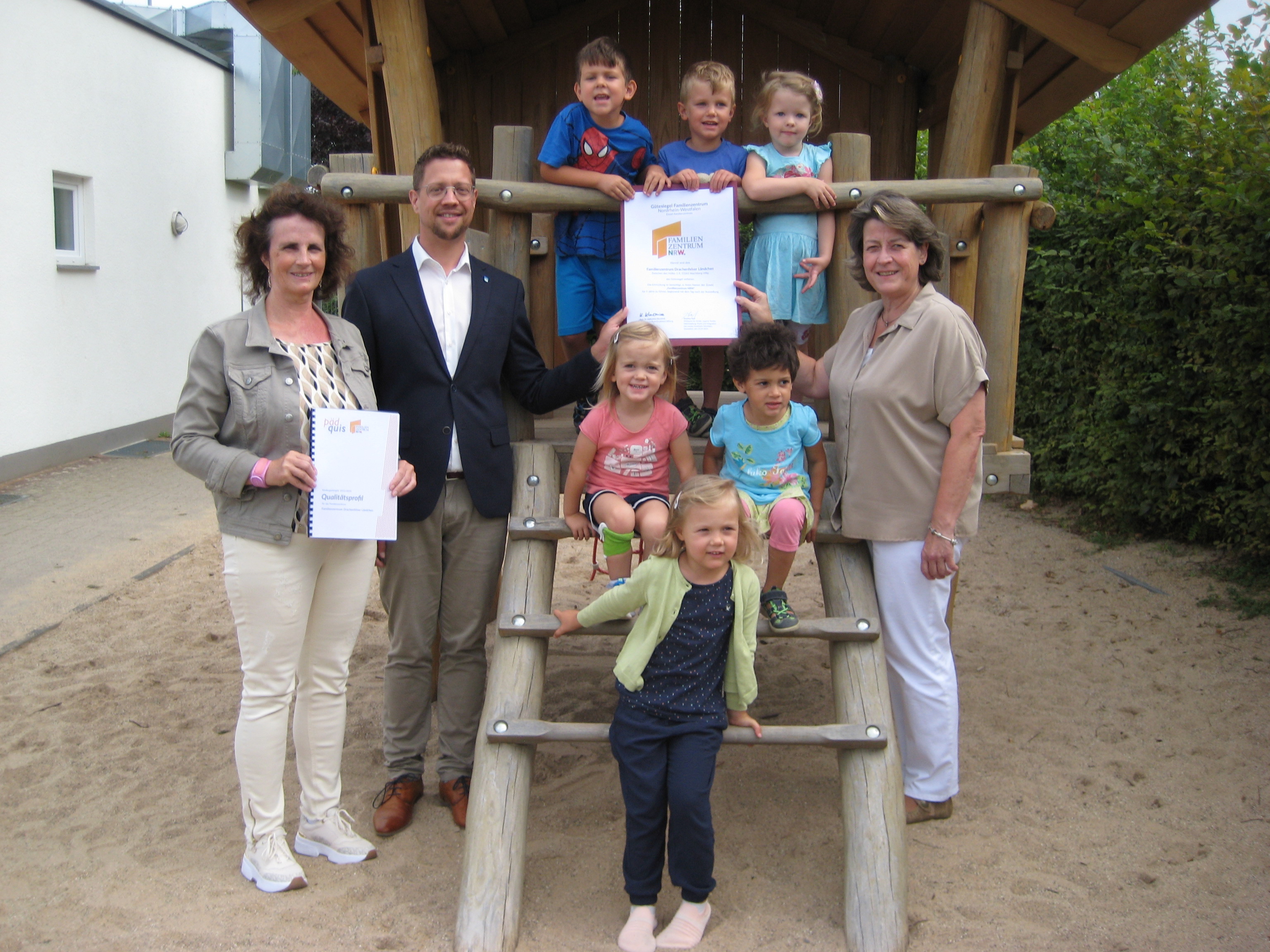Freuen sich mit den Kindern über die erneute Rezertifizierung: (v.l.) Fachbereichsleiterin Sabine Radermacher, Beigeordneter Swen Christian und FZ-Leiterin Stefanie Weißenfels.