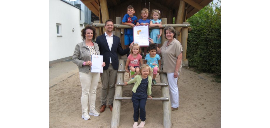 Freuen sich mit den Kindern über die erneute Rezertifizierung: (v.l.) Fachbereichsleiterin Sabine Radermacher, Beigeordneter Swen Christian und FZ-Leiterin Stefanie Weißenfels. Freuen sich mit den Kindern über die erneute Rezertifizierung: (v.l.) Fachbereichsleiterin Sabine Radermacher, Beigeordneter Swen Christian und FZ-Leiterin Stefanie Weißenfels.