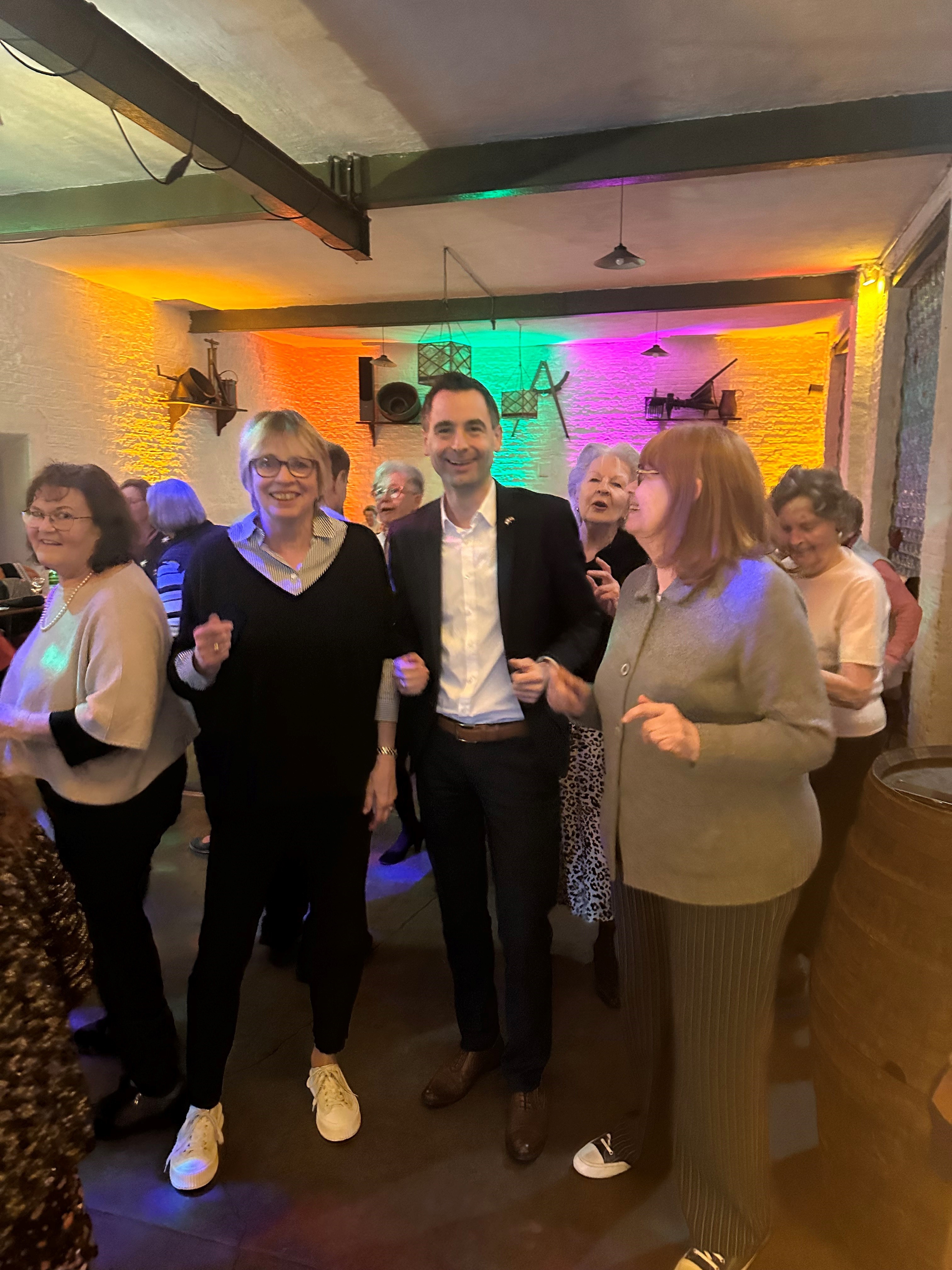Jonathan Grunwald (Mitte) mit den Initiatorinnen Susanne Langguth (links) und Helga Ebel-Gerlach (rechts) von „gemeinsam statt einsam“ bei der Premiere der Veranstaltungsreihe „Schwofen wie in alten Zeiten“, einer Tanzparty für 60, 70, 80-Jährige im Februar 2024
