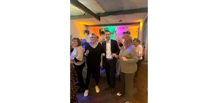 Jonathan Grunwald (Mitte) mit den Initiatorinnen Susanne Langguth (links) und Helga Ebel-Gerlach (rechts) von „gemeinsam statt einsam“ bei der Premiere der Veranstaltungsreihe „Schwofen wie in alten Zeiten“, einer Tanzparty für 60, 70, 80-Jährige im Februar 2024. Jonathan Grunwald (Mitte) mit den Initiatorinnen Susanne Langguth (links) und Helga Ebel-Gerlach (rechts) von „gemeinsam statt einsam“ bei der Premiere der Veranstaltungsreihe „Schwofen wie in alten Zeiten“, einer Tanzparty für 60, 70, 80-Jährige im Februar 2024