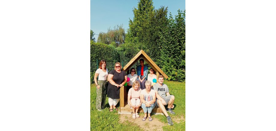 Platz für Klein & Groß – die Mitarbeiterinnen der Kita nehmen Platz im neuen Spielhaus Platz für Klein & Groß – die Mitarbeiterinnen der Kita nehmen Platz im neuen Spielhaus