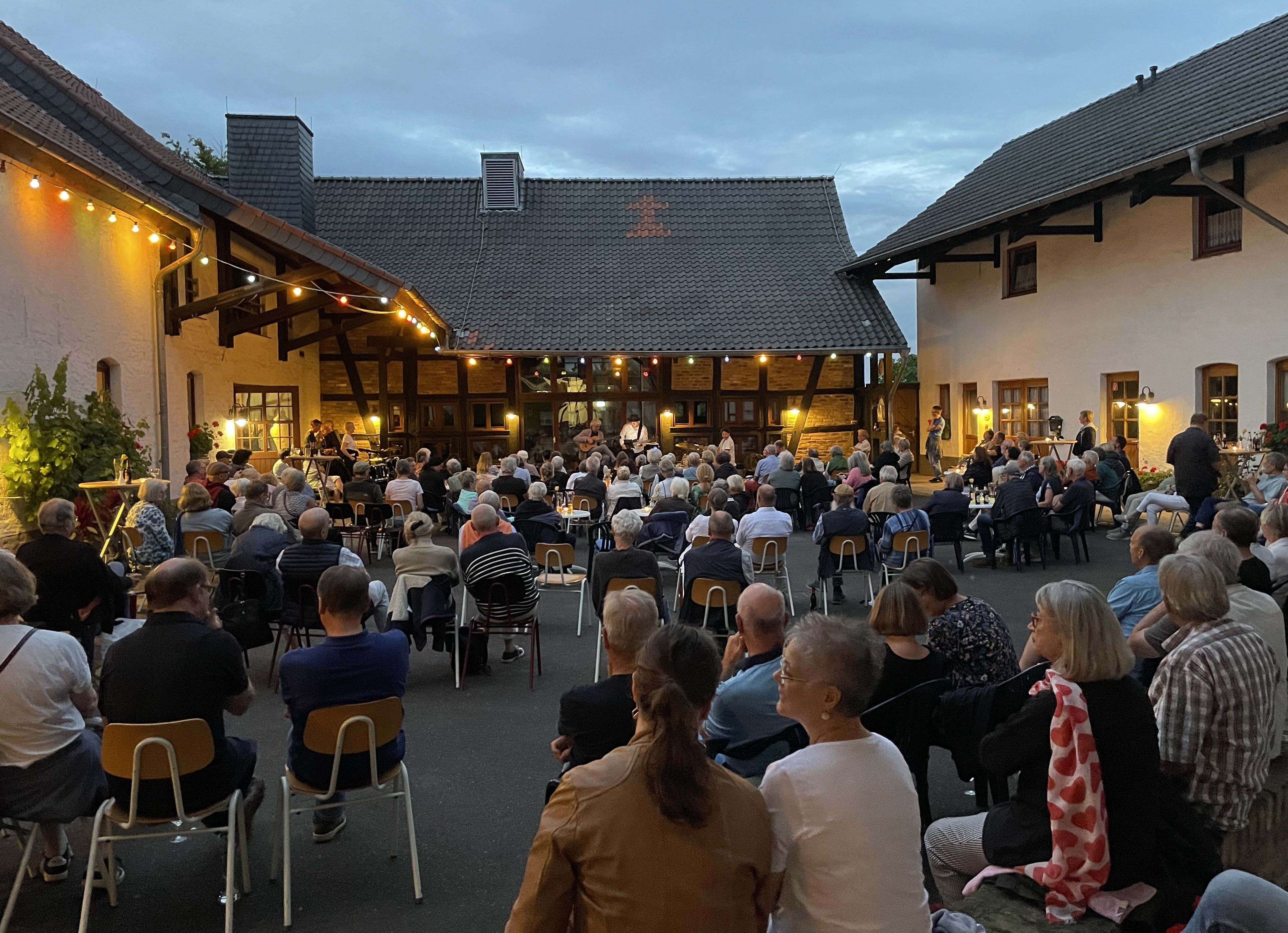 Lauer Sommerabend mit guter Musik und super Stimmung im Köllenhof