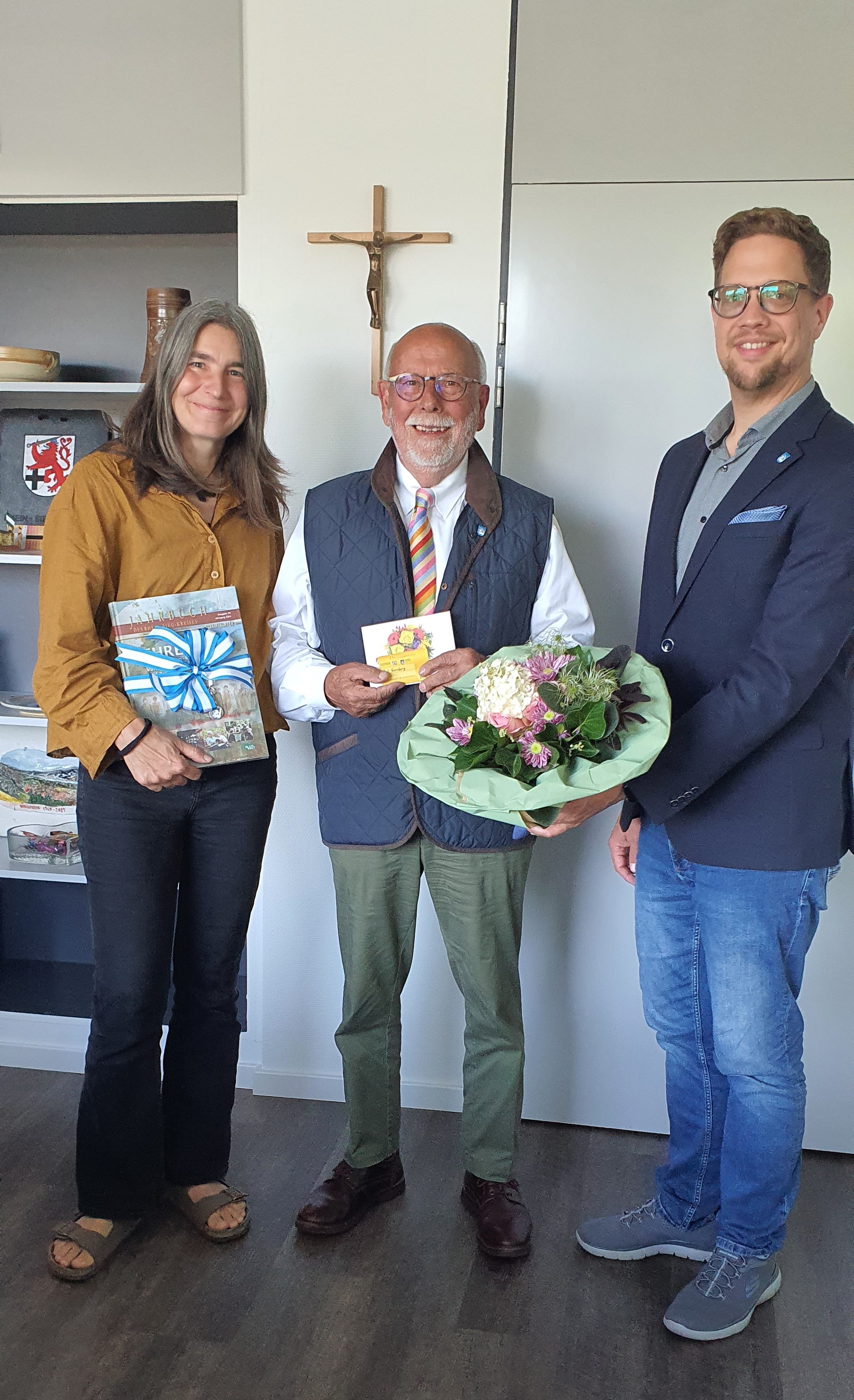 Überreichung der Jubiläumsehrenamtskarte (v.l. Katja Ackermann, Paul Giersberg, Beigeordneter Swen Christian)