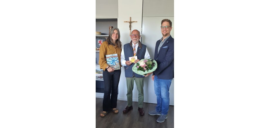 Überreichung der Jubiläumsehrenamtskarte (v.l. Katja Ackermann, Paul Giersberg, Beigeordneter Swen Christian) Überreichung der Jubiläumsehrenamtskarte (v.l. Katja Ackermann, Paul Giersberg, Beigeordneter Swen Christian)