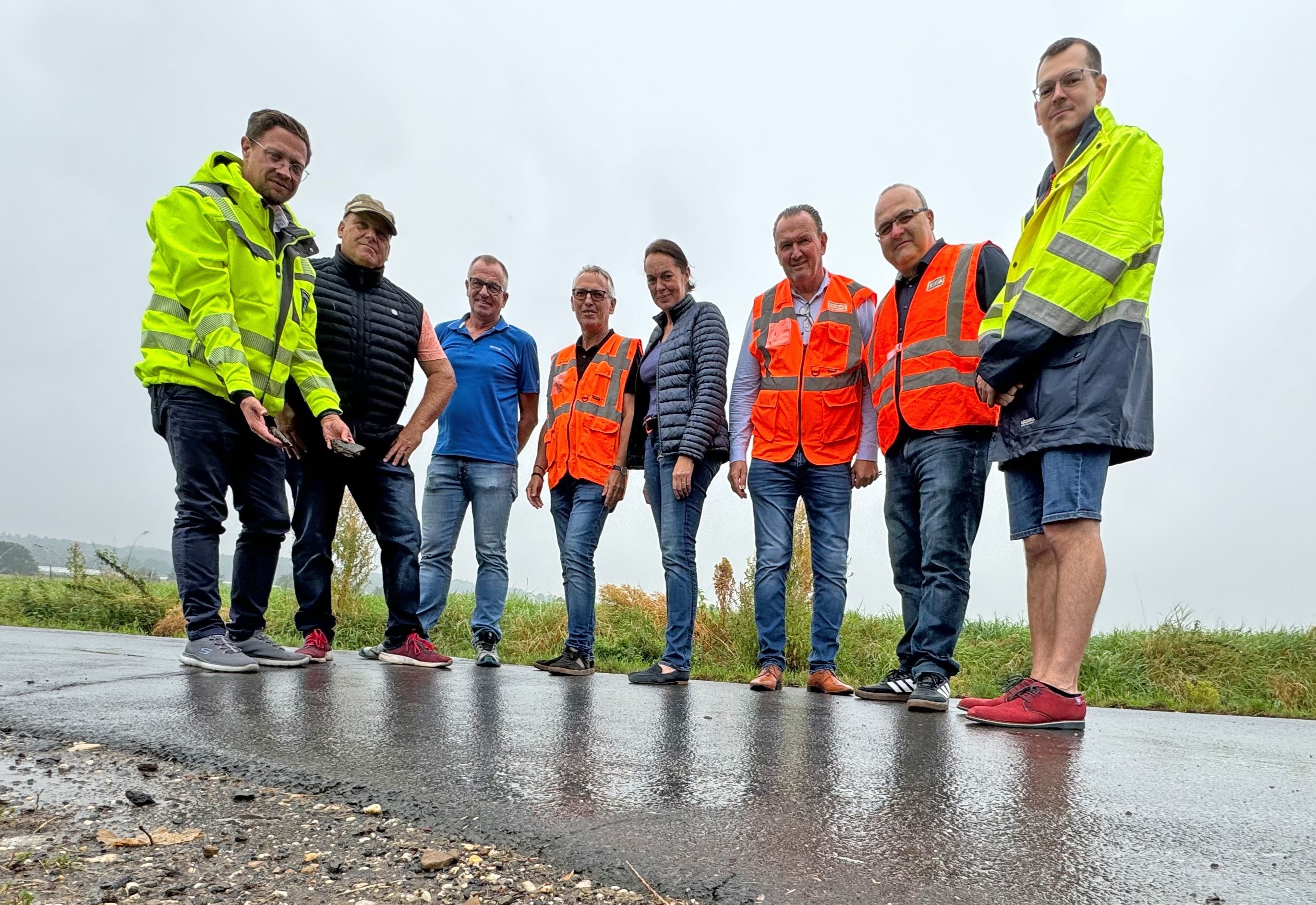 Vorbesprechung des Testprojektes mit Beigeordnetem Swen Christian (li.), Rolf Bertram (3.v.l.), Michael Kaspers (2.v.l.), Andrea Lohmeier (4.v.r.), Johannes Granow (3.v.r.) sowie weiteren Mitarbeitern der STRABAG. Vorbesprechung des Testprojektes mit Beigeordnetem Swen Christian (li.), Rolf Bertram (3.v.l.), Michael Kaspers (2.v.l.), Andrea Lohmeier (4.v.r.), Johannes Granow (3.v.r.) sowie weiteren Mitarbeitern der STRABAG.