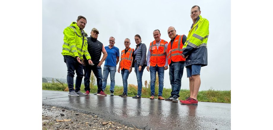 Vorbesprechung des Testprojektes mit Beigeordnetem Swen Christian (li.), Rolf Bertram (3.v.l.), Michael Kaspers (2.v.l.), Andrea Lohmeier (4.v.r.), Johannes Granow (3.v.r.) sowie weiteren Mitarbeitern der STRABAG. Vorbesprechung des Testprojektes mit Beigeordnetem Swen Christian (li.), Rolf Bertram (3.v.l.), Michael Kaspers (2.v.l.), Andrea Lohmeier (4.v.r.), Johannes Granow (3.v.r.) sowie weiteren Mitarbeitern der STRABAG.