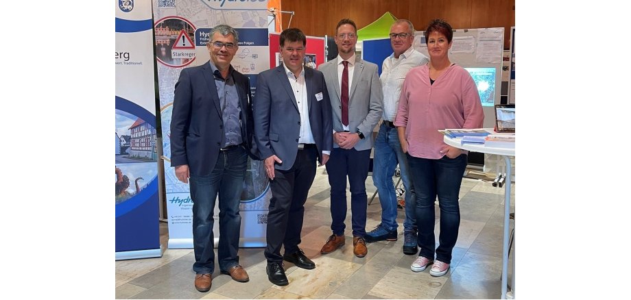 (v.l.n.r. ) Volker Strehl (stellv. Vorstand der Gemeindewerke Wachtberg AöR), Torsten Bölinger (Technischer Beigeordneter der Stadt Rheinbach), Swen Christian (Beigeordneter der Gemeinde Wachtberg), Rolf Bertram (stellv. Leiter des Fachbereichs Hoch- und Tiefbau ), Jeannette Herrmann (Leiterin des Fachbereichs Gemeindeentwicklung und Bauleitplanung) (v.l.n.r. ) Volker Strehl (stellv. Vorstand der Gemeindewerke Wachtberg AöR), Torsten Bölinger (Technischer Beigeordneter der Stadt Rheinbach), Swen Christian (Beigeordneter der Gemeinde Wachtberg), Rolf Bertram (stellv. Leiter des Fachbereichs Hoch- und Tiefbau ), Jeannette Herrmann (Leiterin des Fachbereichs Gemeindeentwicklung und Bauleitplanung)
