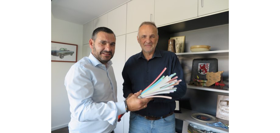 Bürgermeister Jörg Schmidt (re.) freut sich mit Vertriebsleiter Nikolaos Pantios über den weiteren Glasfaserausbau von bn:t in Wachtberg. (Foto: Gemeinde Wachtberg/mm) Bürgermeister Jörg Schmidt (re.) freut sich mit Vertriebsleiter Nikolaos Pantios über den weiteren Glasfaserausbau von bn:t in Wachtberg. (Foto: Gemeinde Wachtberg/mm)