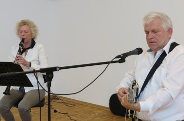 Henseler Hof – Musik vom Duo „Blue Moon“. (Foto: Gemeinde Wachtberg/mm) Henseler Hof – Musik vom Duo „Blue Moon“. (Foto: Gemeinde Wachtberg/mm)