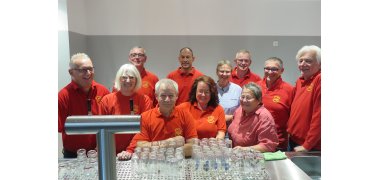 Henseler Hof – das Team der KG Rot-Gold sorgte für die Getränke. (Foto: Gemeinde Wachtberg/mm) Henseler Hof – das Team der KG Rot-Gold sorgte für die Getränke. (Foto: Gemeinde Wachtberg/mm)
