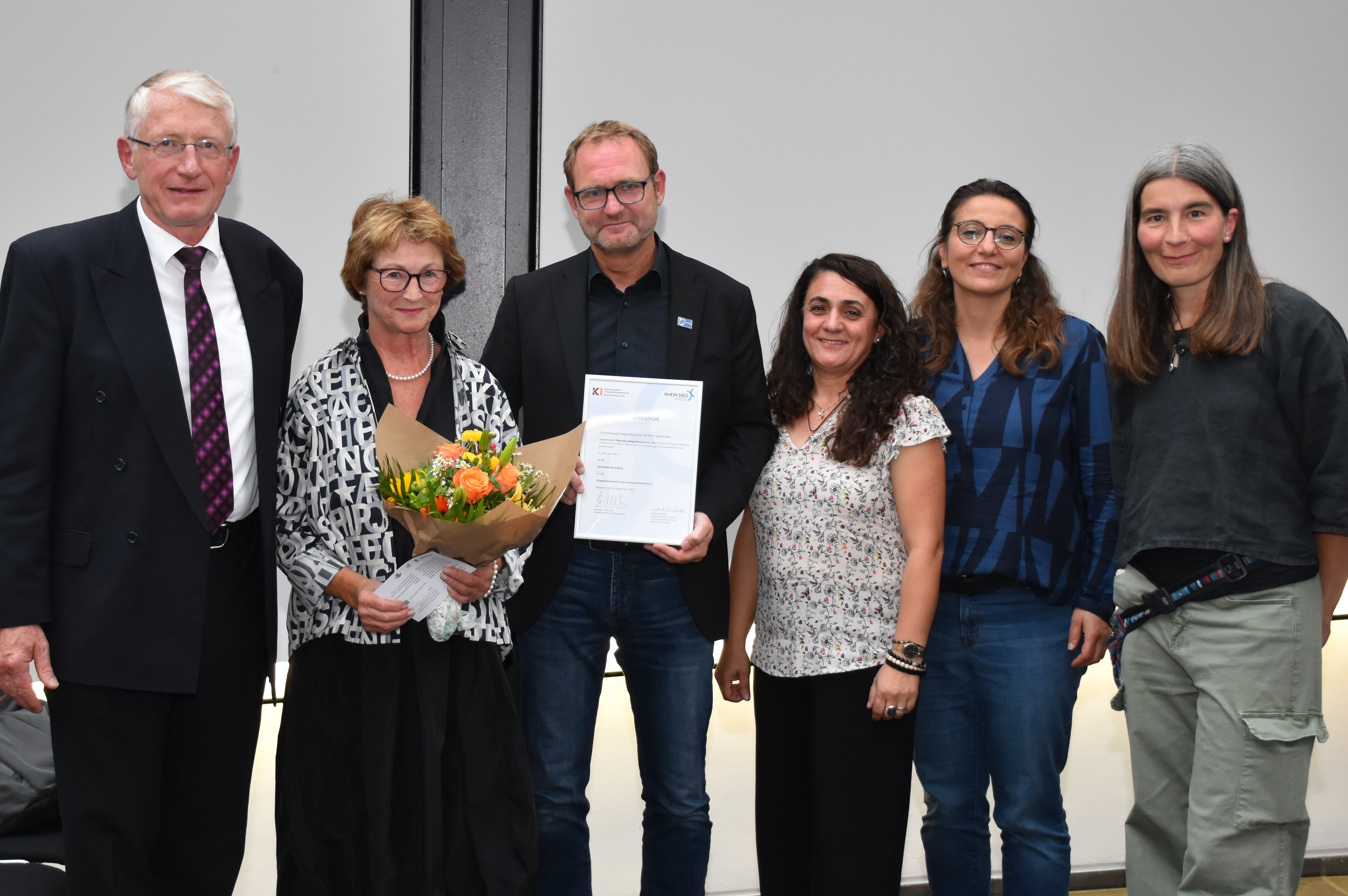 Integrationspreis des RSK für Wachtberg: (v.l.) Andreas Spiegel (UKR-Helferteam Niederbachem), Renate Offergeld (Ökumen. AK) sowie Jan Schatton, Tülün Kahlenberg, Ilkay Aydin, Katja Ackermann (Gemeinde Wachtberg). (Foto: Kommunales Integrationszentrum) 