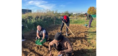Gartenprojekt: Gemeinsam legen Geflüchtete und Wachtberger Ehrenamtler ein Beet an. (Foto: Gemeinde Wachtberg/ka) Gartenprojekt: Gemeinsam legen Geflüchtete und Wachtberger Ehrenamtler ein Beet an. (Foto: Gemeinde Wachtberg/ka)