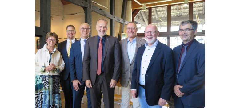 10 Jahre enewa: (v.l.) Altbürgermeisterin R. Offergeld, Beigeordneter S. Christian, K. Birkner (enewa), Bürgermeister Jörg Schmidt, Dr. Ch. Becker (STAWAG), Ehrenbürgermeister Th. Hüffel, V. Strehl (enewa). (Foto: Gemeinde Wachtberg/mm) 10 Jahre enewa: (v.l.) Altbürgermeisterin R. Offergeld, Beigeordneter S. Christian, K. Birkner (enewa), Bürgermeister Jörg Schmidt, Dr. Ch. Becker (STAWAG), Ehrenbürgermeister Th. Hüffel, V. Strehl (enewa). (Foto: Gemeinde Wachtberg/mm)