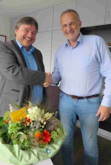 Bürgermeister Jörg Schmidt (re.) dankt Herwart Weinrich für dessen langjähriges ehrenamtliches Engagement. (Foto: Gemeinde Wachtberg/mm) Bürgermeister Jörg Schmidt (re.) dankt Herwart Weinrich für dessen langjähriges ehrenamtliches Engagement. (Foto: Gemeinde Wachtberg/mm)