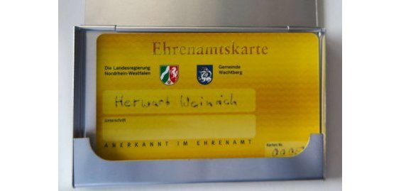 Jubiläumsehrenamtskarte für Herwart Weinrich. (Foto: Gemeinde Wachtberg/mm) Jubiläumsehrenamtskarte für Herwart Weinrich. (Foto: Gemeinde Wachtberg/mm)
