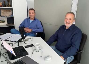 Podcast "Tonstudio" im Rathaus - Bürgermeister Jörg Schmidt mit Studiogast Michael Hüllen. (Foto: Gemeinde Wachtberg/mt) Podcast "Tonstudio" im Rathaus - Bürgermeister Jörg Schmidt mit Studiogast Michael Hüllen. (Foto: Gemeinde Wachtberg/mt)
