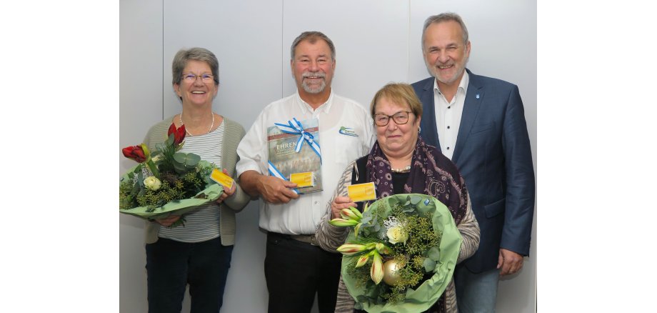 Für über 25 Jahre ehrenamtliches Engagement gewürdigt: (v.l.) Gisela und Hans-Joachim Duch, Roswitha Jahn mit Bürgermeister Jörg Schmidt. Gisela und Hans-Joachim Duch und Roswitha Jahn mit Bürgermeister Jörg Schmidt.