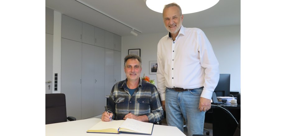 Eintrag ins Goldene Buch der Gemeinde Wachtberg. Bernd Krahforst (li.) mit Bürgermeister Jörg Schmidt. (Foto: Gemeinde Wachtberg/mm) Eintrag ins Goldene Buch der Gemeinde Wachtberg. Bernd Krahforst (li.) mit Bürgermeister Jörg Schmidt. (Foto: Gemeinde Wachtberg/mm)