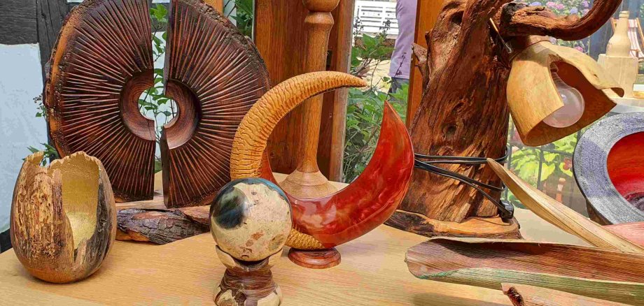 Doll’sche Art: Interessante Holzobjekte von Ernst Doll. (Foto: Gemeinde Wachtberg/mf)
