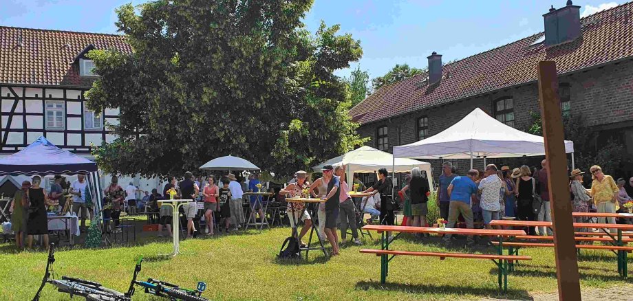 Buntes künstlerisches Treiben im großen Innenhof des Schmitzhofs. (Foto: Gemeinde Wachtberg/mf)